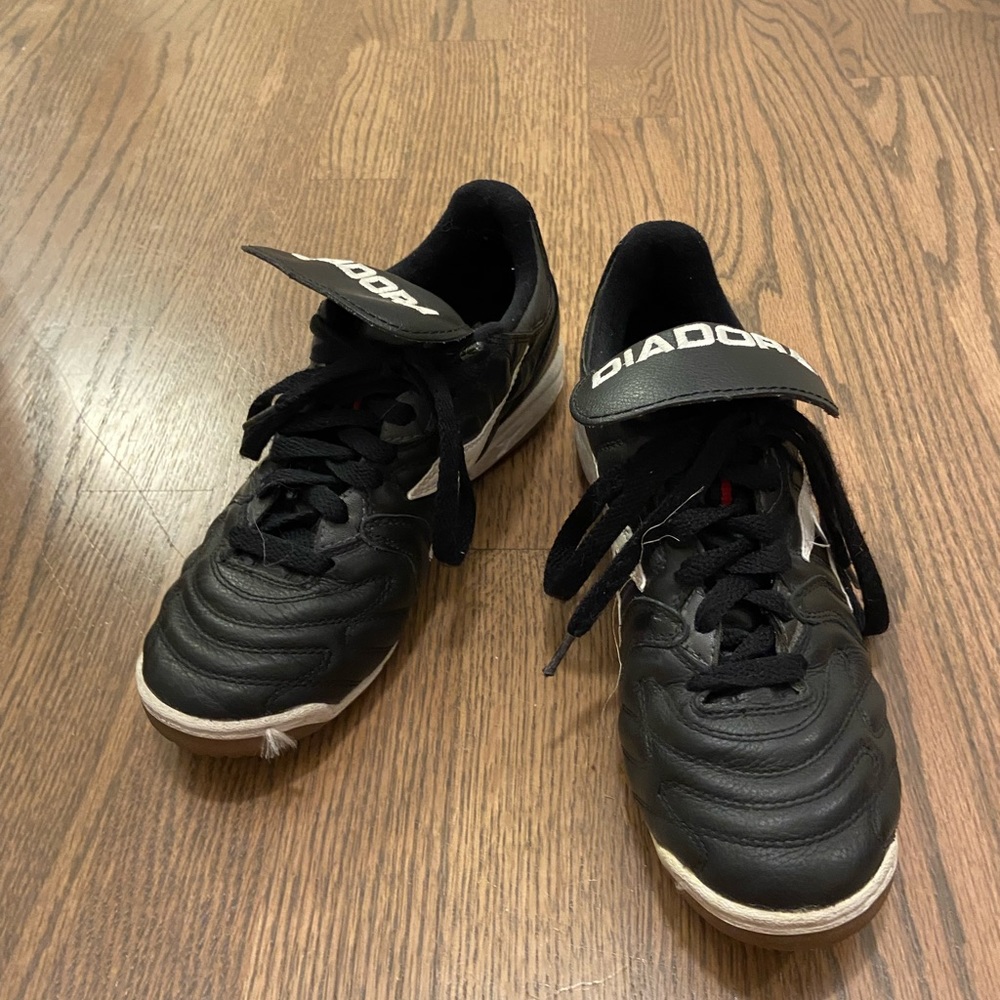Diadora women’s indoor soccer cleats